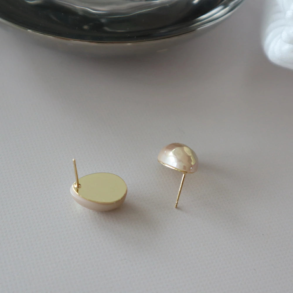 P086  oversized pearl pierce