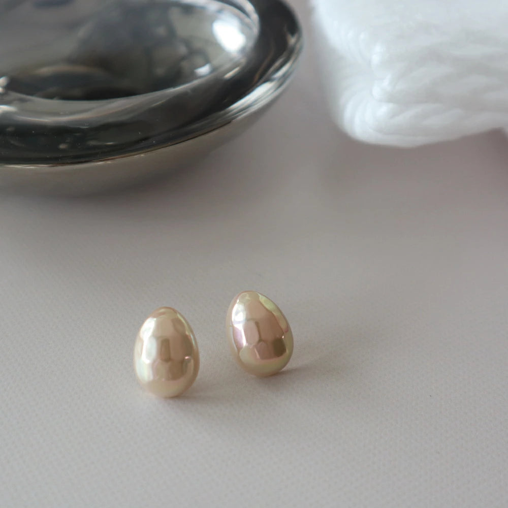 P086  oversized pearl pierce