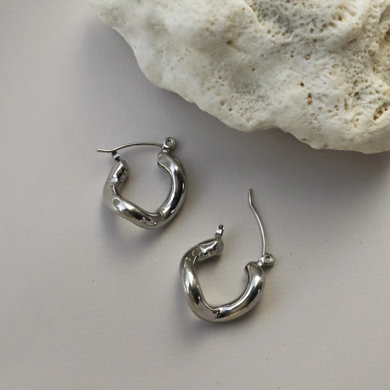 P156  stainless wave hoop pierce