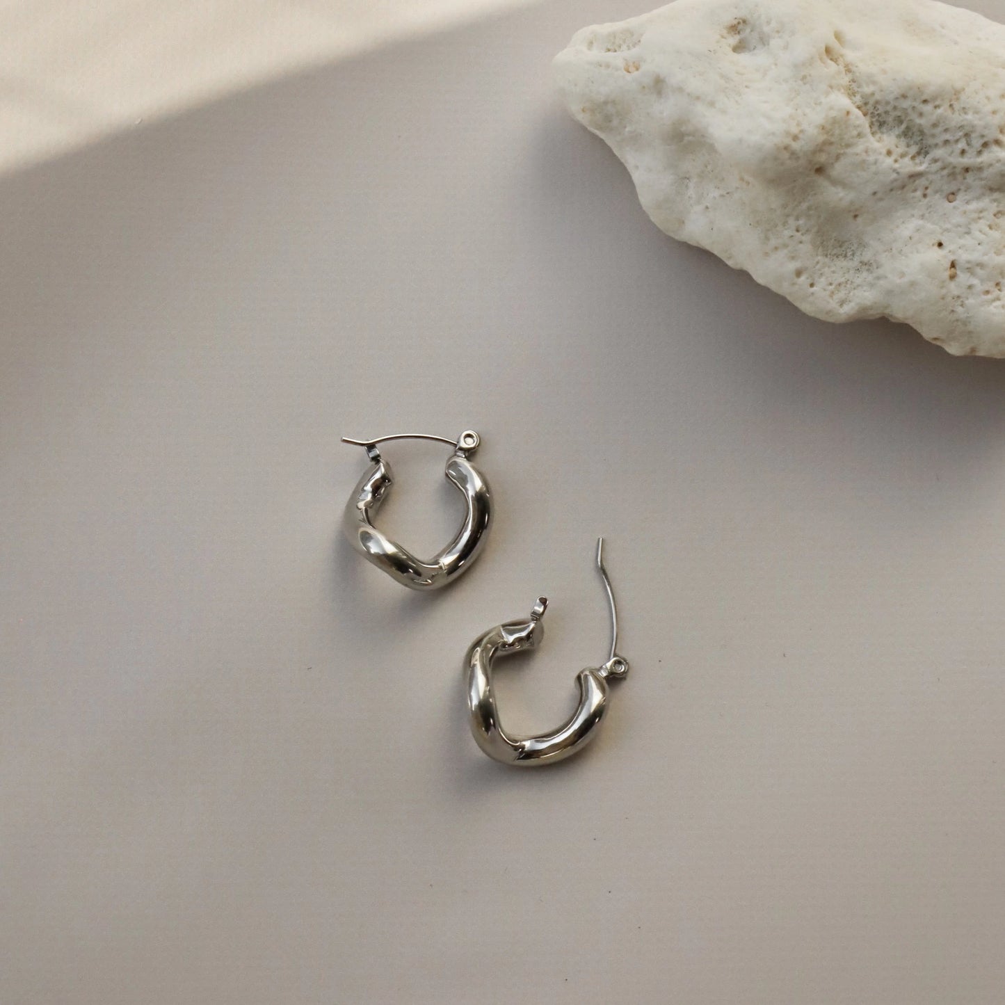 P156  stainless wave hoop pierce