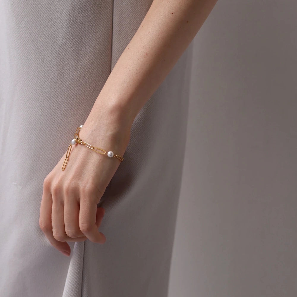 N202  stainless evenly spaced pearl bracelet