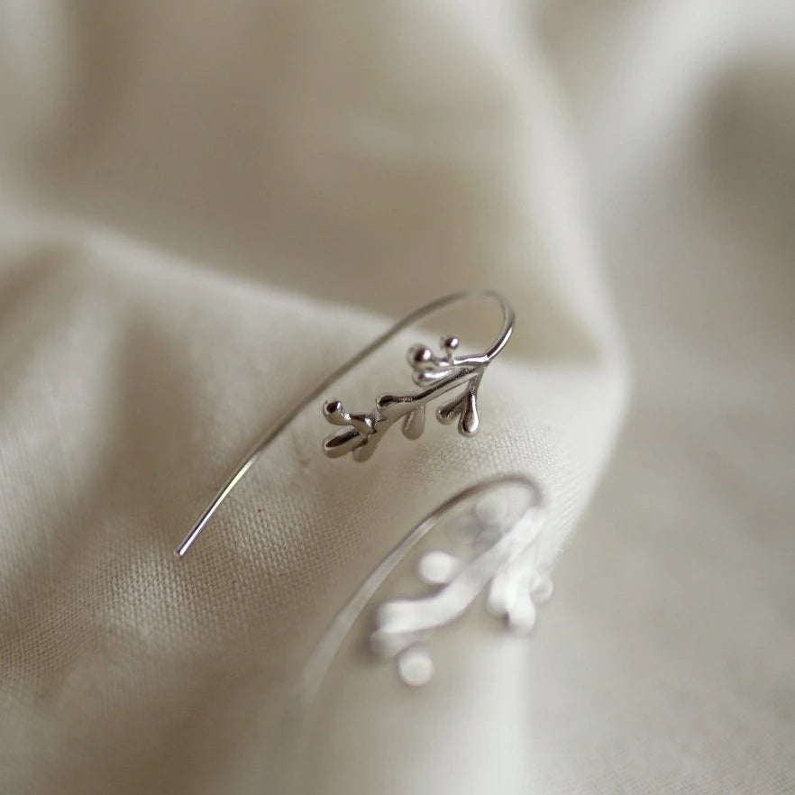 P106  silver925 leaf hook pierce