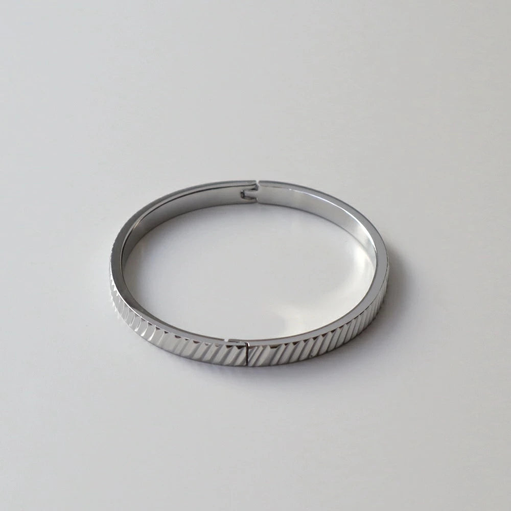 N235  stainless vintage like cut bangle