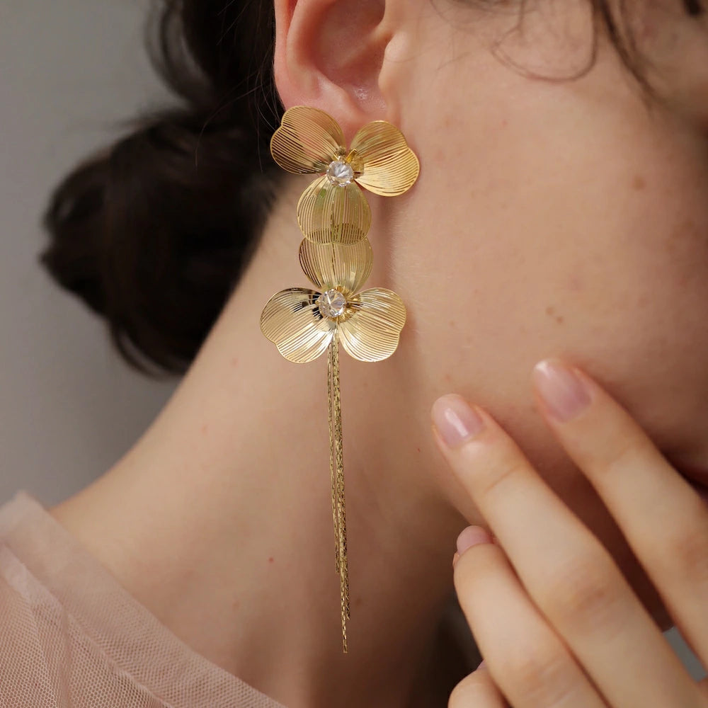 P416  oversized gold flower pierce