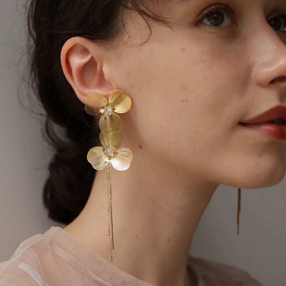 P416  oversized gold flower pierce