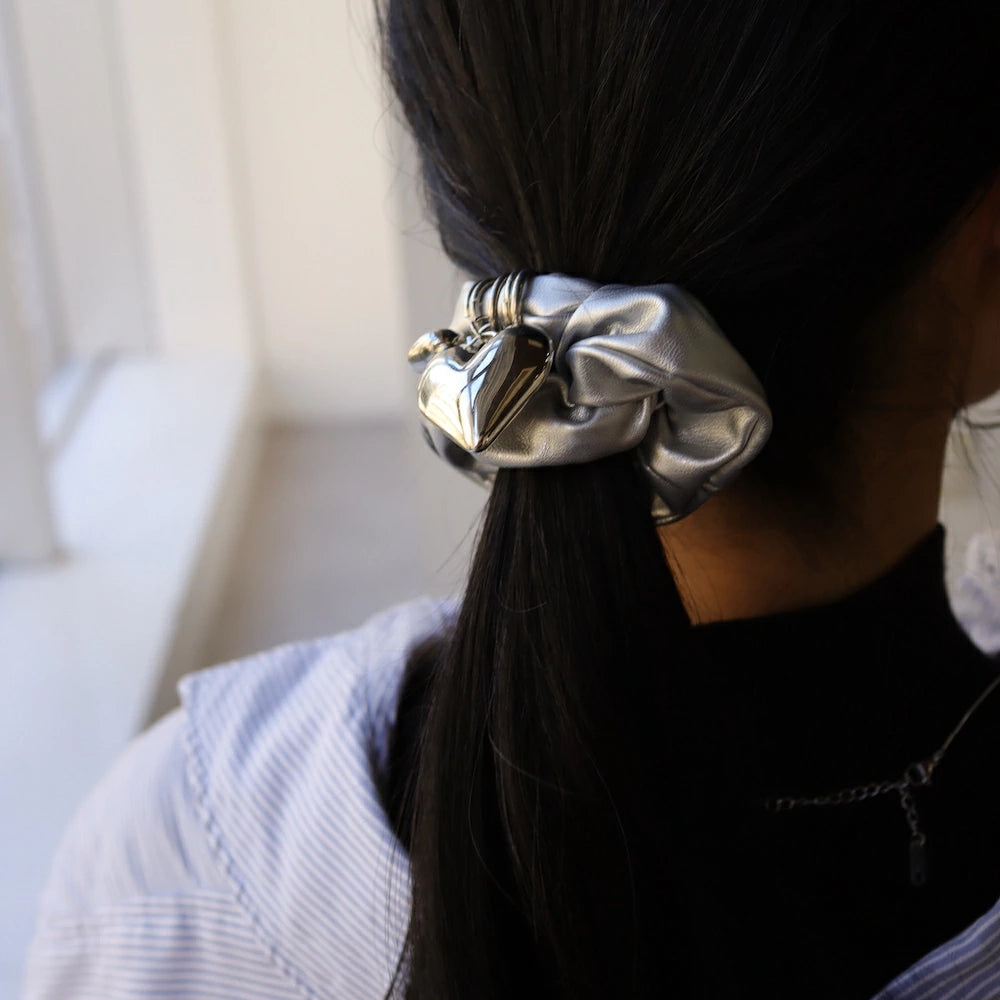 H023 metal heart scrunchie