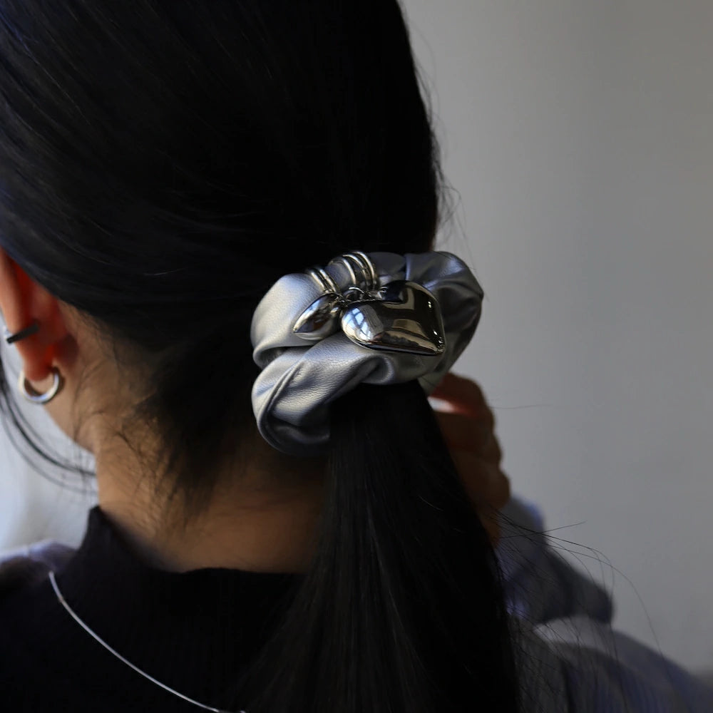 H023 metal heart scrunchie