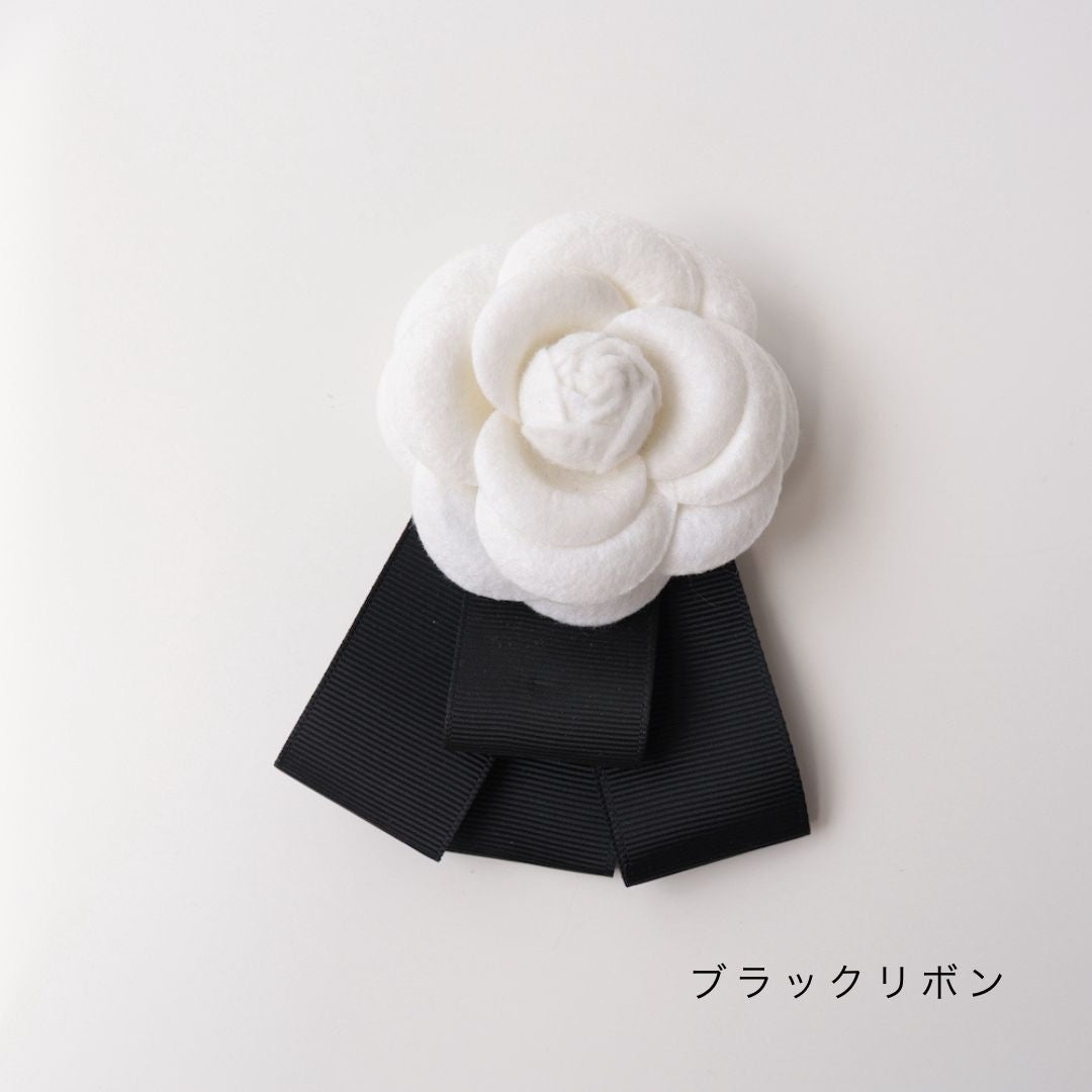 H012ブローチカメリアホワイトフラワーリボンパール上品大人可愛いレディース卒業式入学式結婚式フォーマルギフトおしゃれ