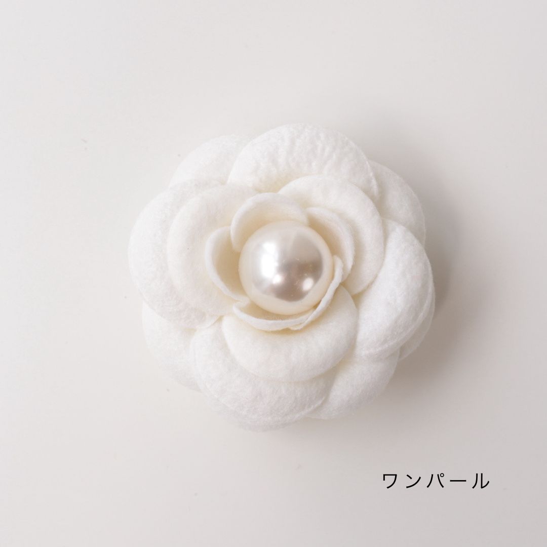 H012ブローチカメリアホワイトフラワーリボンパール上品大人可愛いレディース卒業式入学式結婚式フォーマルギフトおしゃれ