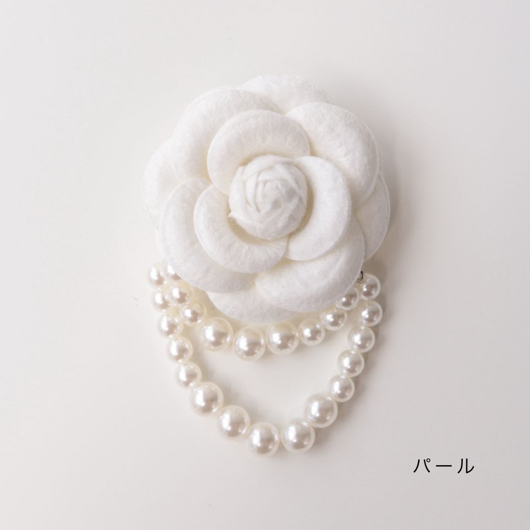 H012ブローチカメリアホワイトフラワーリボンパール上品大人可愛いレディース卒業式入学式結婚式フォーマルギフトおしゃれ