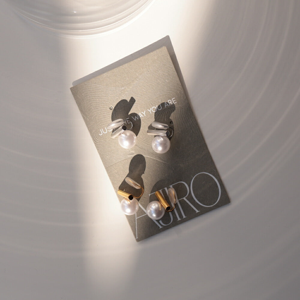 P144  one pearl earring