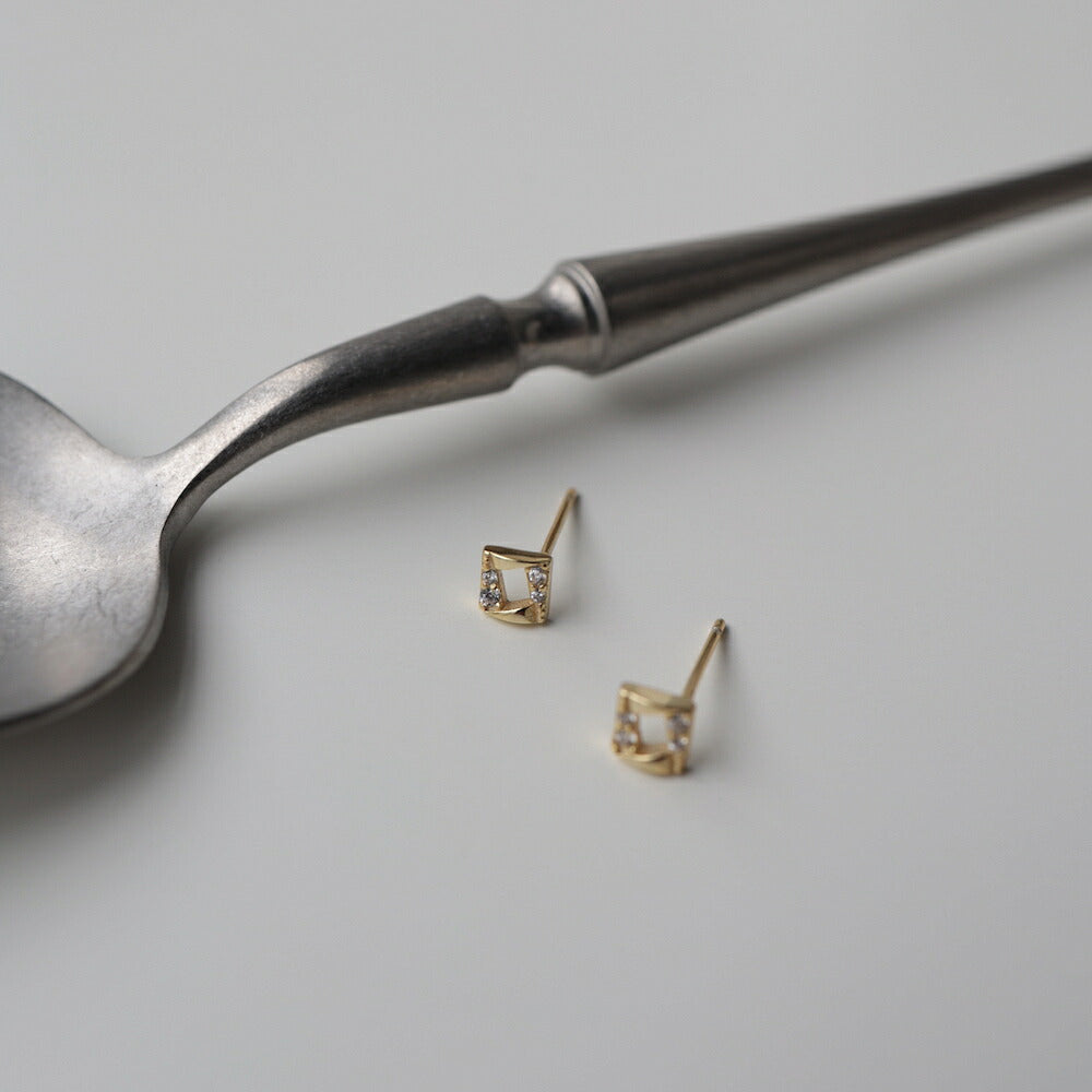 P364ピアスイヤリングsilver925デザインジルコニアスクエアミニピアスシンプルユニーク華奢上品オフィス結婚式卒業式入学式フォーマルセレモニーギフトプレゼント女性レディースジュエリー小ぶり上品高見え普段使いオケージョン対応