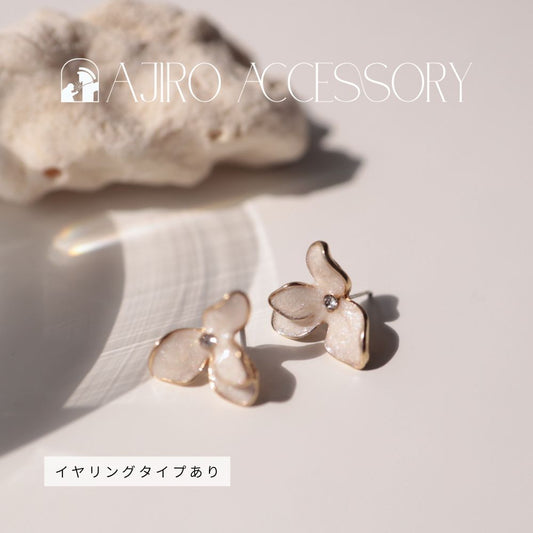 P248ピアスイヤリングフラワー花ホワイト痛くない金属アレルギー対応ニッケルフリーつけっぱなしゴールドシンプル上品高見え大人キレイめ可愛い人気レディース女性ギフトプレゼントデイリーオフィスお呼ばれセレモニー