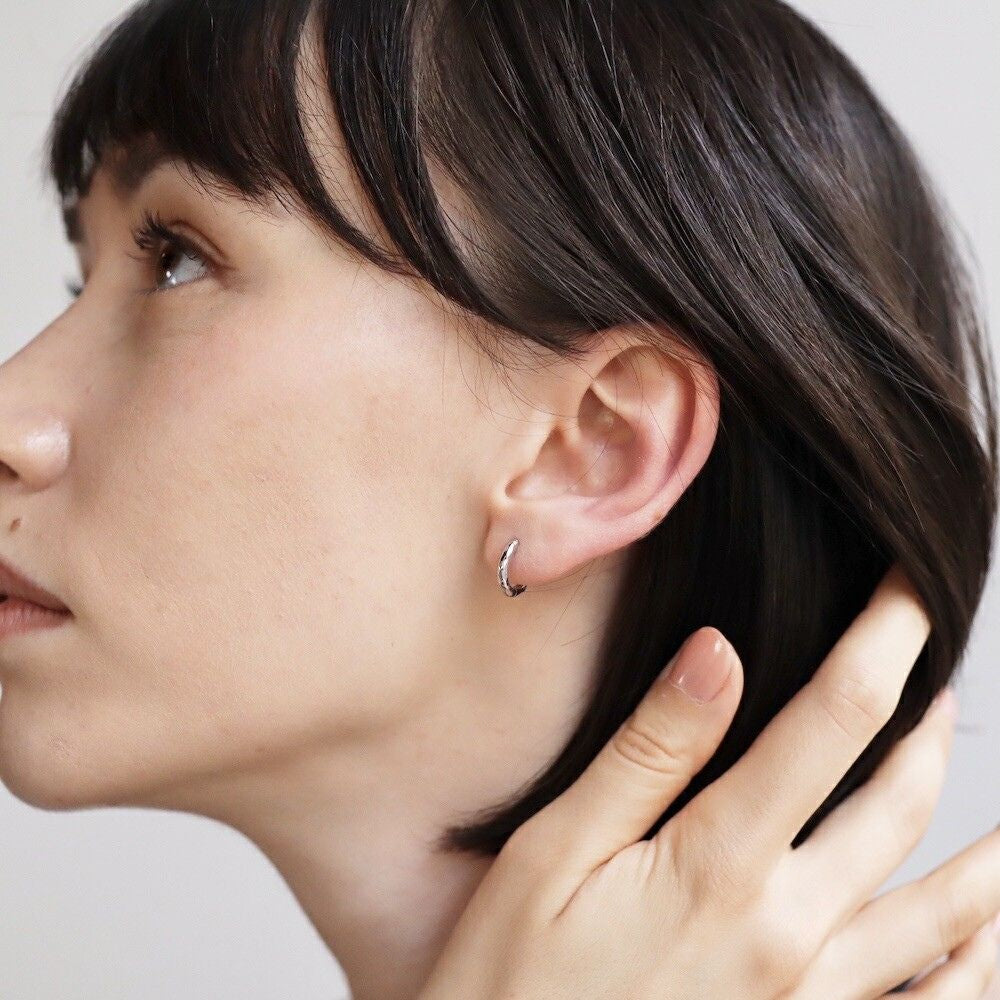 【10％OFFクーポン発行中】【リニューアル】P023ピアスフープミニピアスキャッチレスシルバーゴールドキャッチ要らないシンプルギフトプレゼントおしゃれオフィスシンプル女性レディースジュエリー