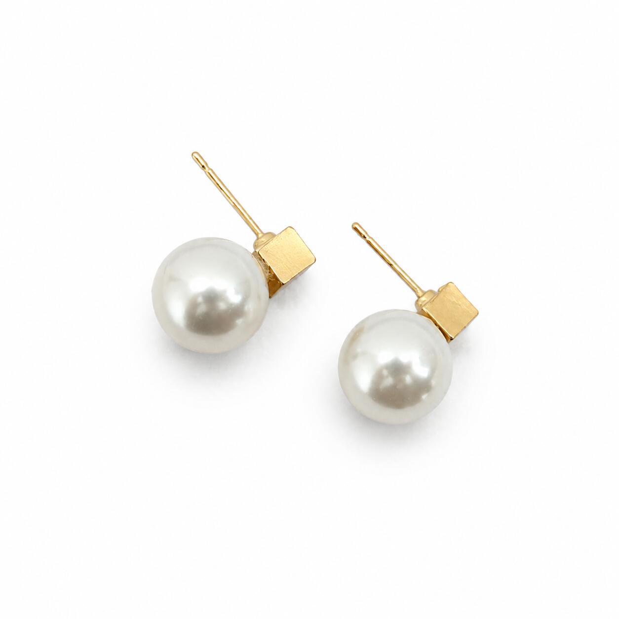 P390 Pierce Pearl Cube Square Ladies Hypoallergenic Gold White Elegant Stylish Minimal Popular Gift