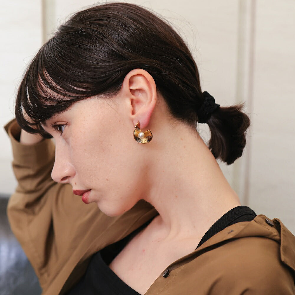 P418ピアスレディース金属アレルギー対応サージカルステンレスパールピアスフェイクパールゴールドK18コーティングスタッドピアス扇形大ぶり上品高見えきれいめオフィスデイリーギフト両耳用