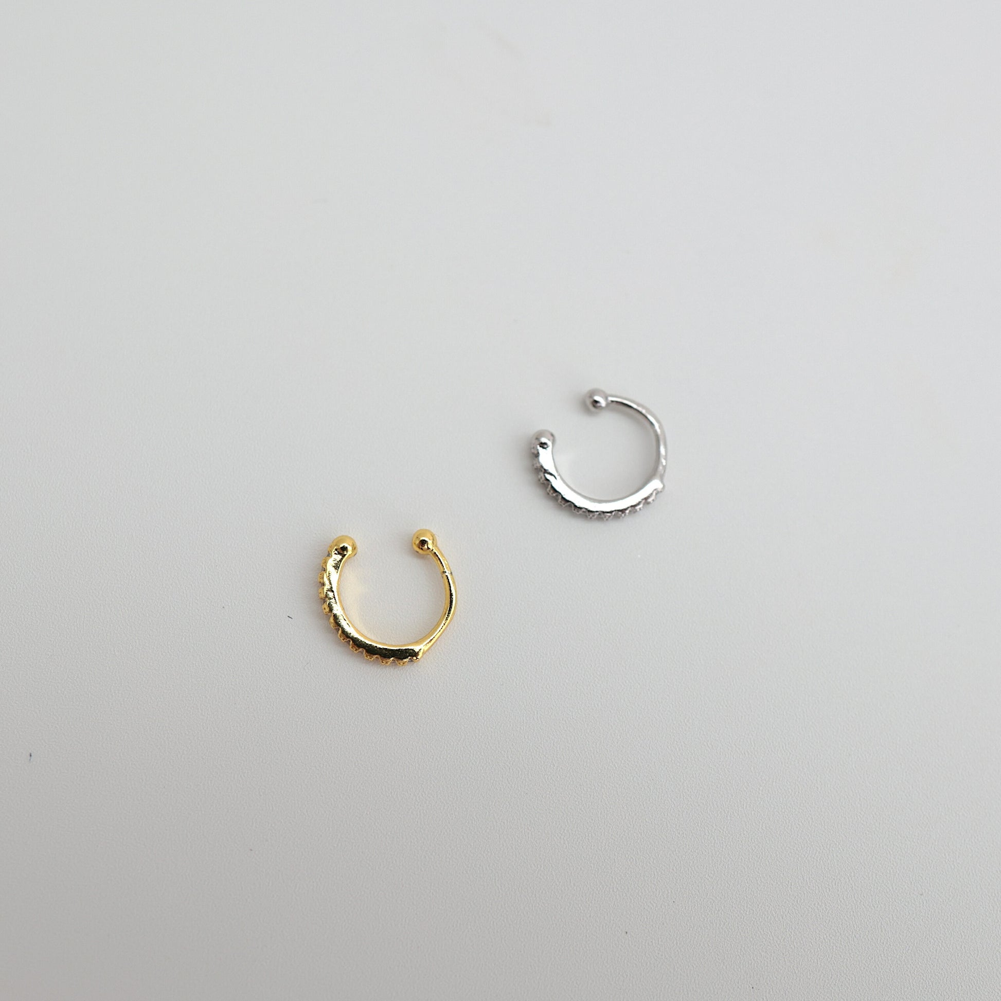 【最大35％OFFクーポン配布中】C124イヤーカフイヤーカフススリムキラキラ華奢女性高見えレディース上品イヤカフシンプル片耳ギフトプレゼントオフィスフリーサイズ片耳販売バリュージュエリー