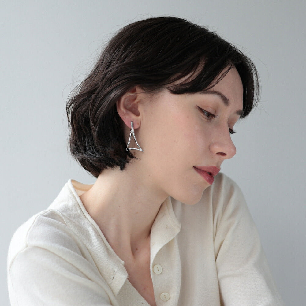 P389ピアス変形トライアングル曲線ライン金属アレルギー対応Silver925ポストシルバー大ぶり揺れるロングピアス抜け感モードきれいめ大人おしゃれデイリーカジュアルプレゼント