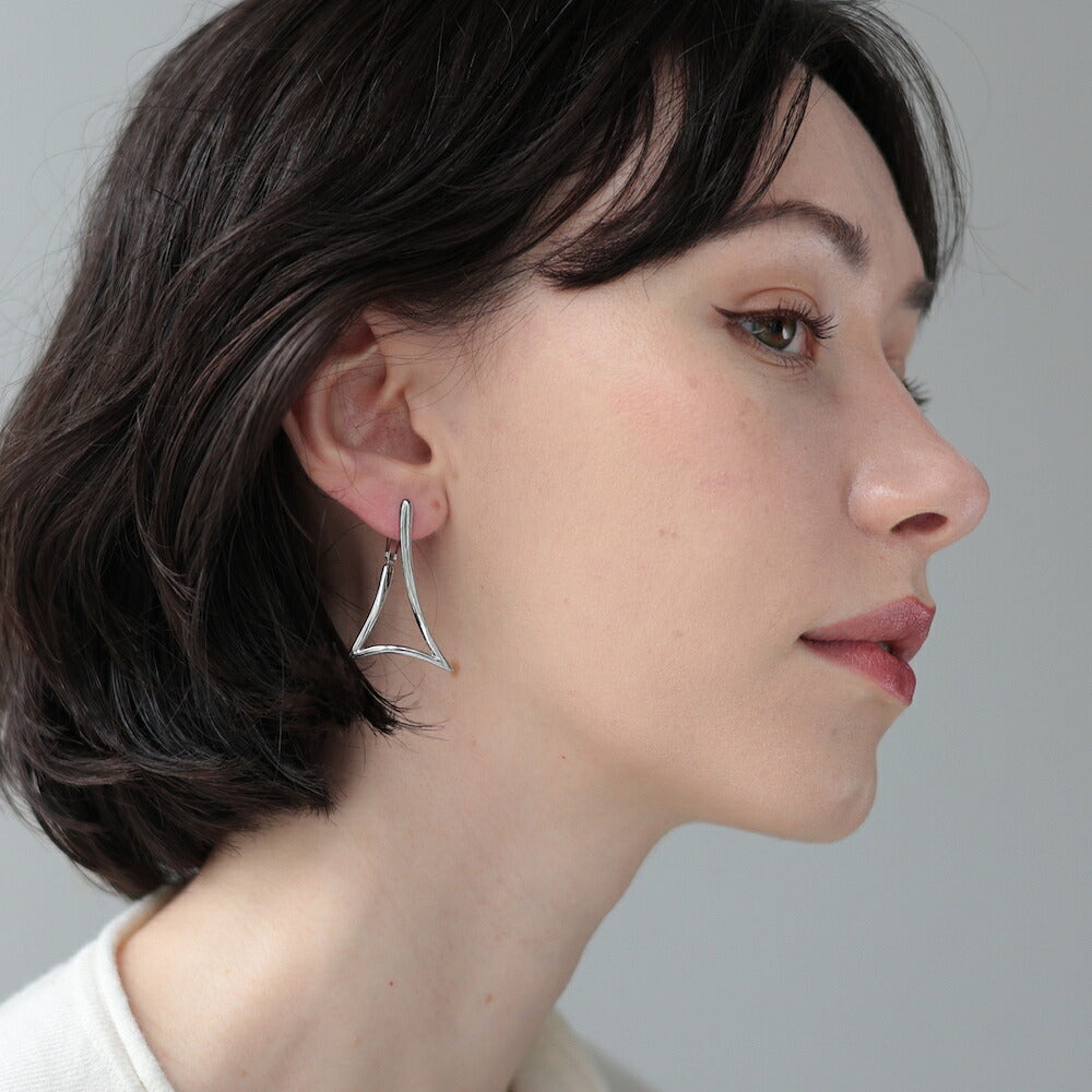 P389ピアス変形トライアングル曲線ライン金属アレルギー対応Silver925ポストシルバー大ぶり揺れるロングピアス抜け感モードきれいめ大人おしゃれデイリーカジュアルプレゼント