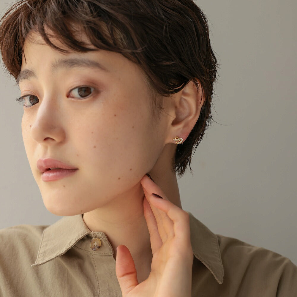 【10％OFFクーポン配布中】P362ピアスイヤリングハートリボンゴールドキラキラ上品高見え華奢ギフトプレゼントおしゃれオフィスシンプル女性レディースジュエリー