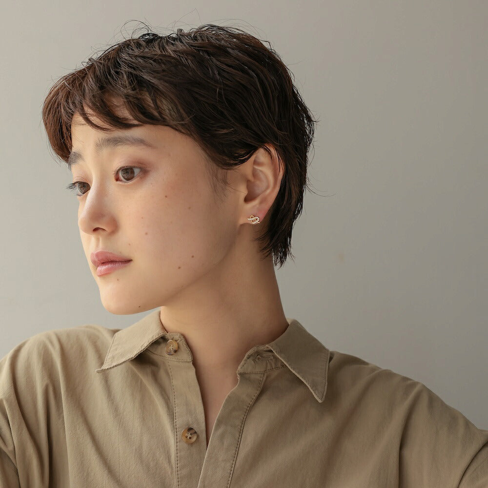 【10％OFFクーポン配布中】P362ピアスイヤリングハートリボンゴールドキラキラ上品高見え華奢ギフトプレゼントおしゃれオフィスシンプル女性レディースジュエリー