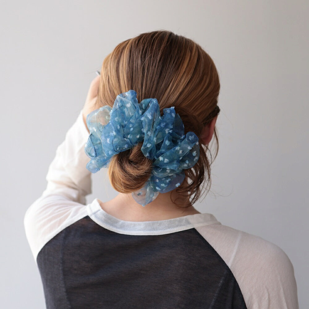 H064シュシュ大ぶりシアー小花柄ブルーレディースヘアアクセサリーヘアゴムボリューム透け感まとめ髪ポニーテールお団子大人可愛い上品きれいめカジュアルデイリー普段使い