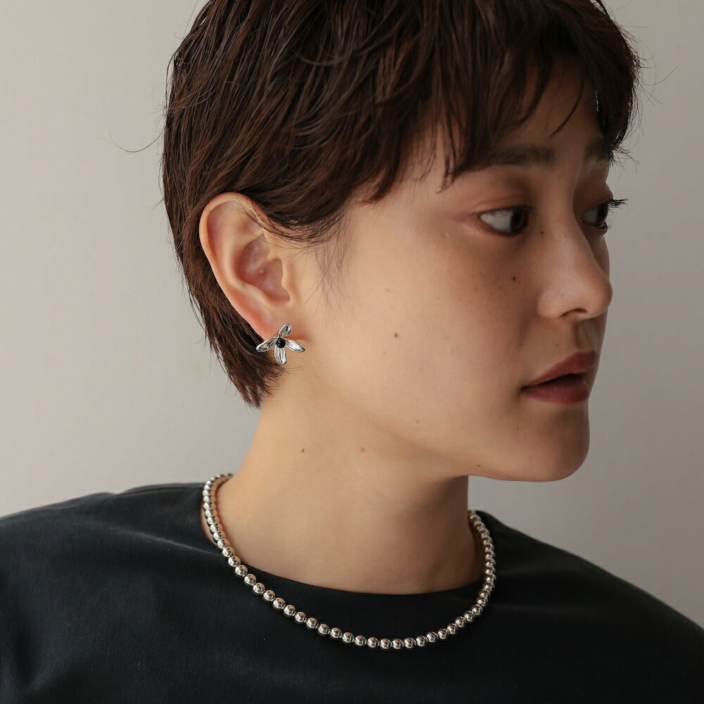 P230ピアスフラワー花モチーフメタルシルバーブラックSilver925ポスト金属アレルギー対応レディース小ぶり上品大人可愛いきれいめカジュアルデイリーオフィス普段使いギフト