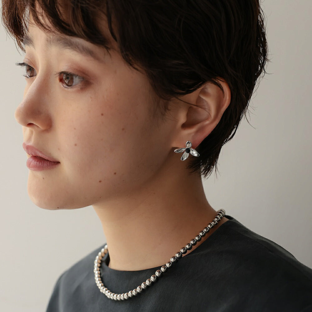 P230ピアスフラワー花モチーフメタルシルバーブラックSilver925ポスト金属アレルギー対応レディース小ぶり上品大人可愛いきれいめカジュアルデイリーオフィス普段使いギフト