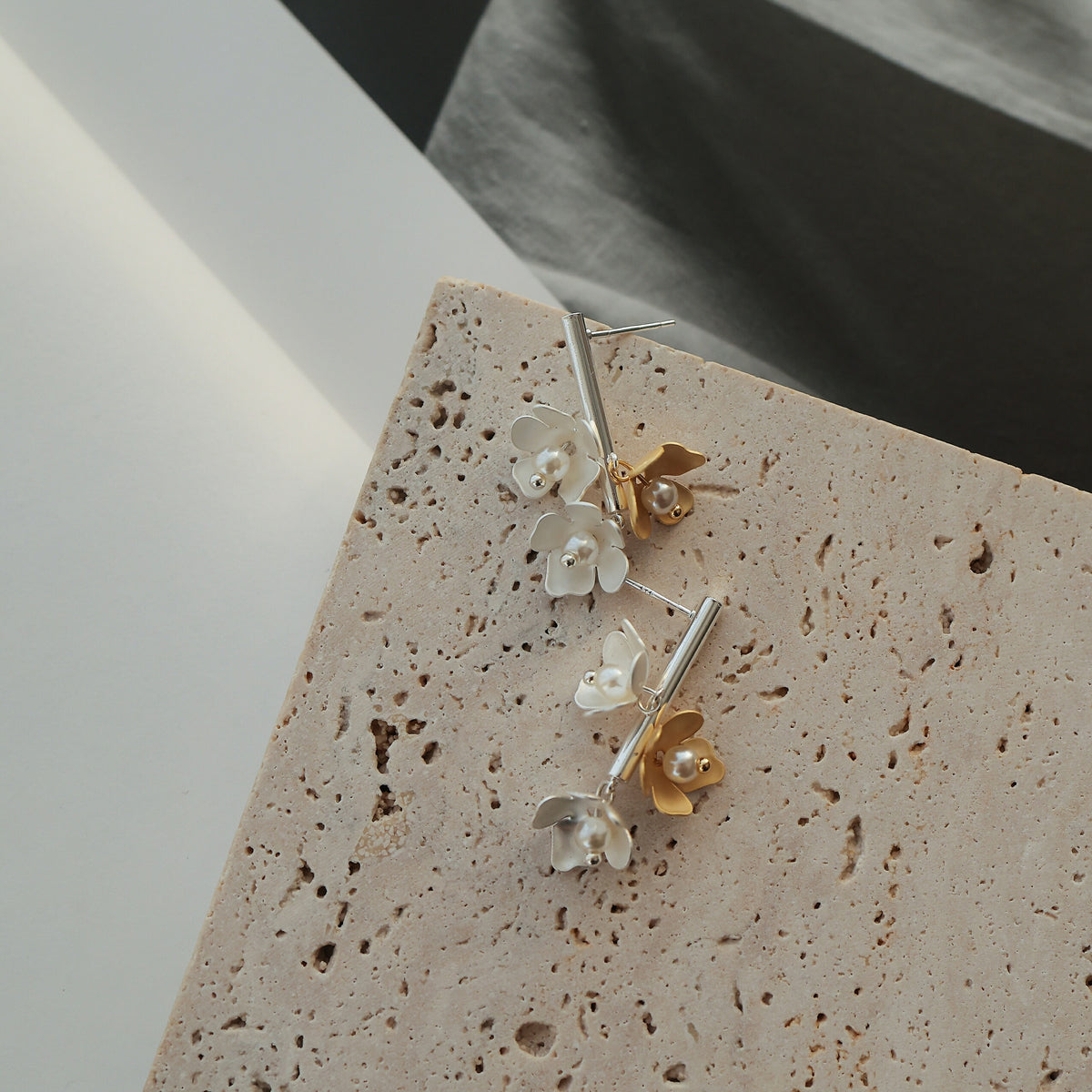 P502ピアスフラワーパール揺れるバー花モチーフバイカラー金属アレルギー対応コーティングシルバー925ポストレディースシルバー上品大人可愛いきれいめカジュアルデイリーギフト