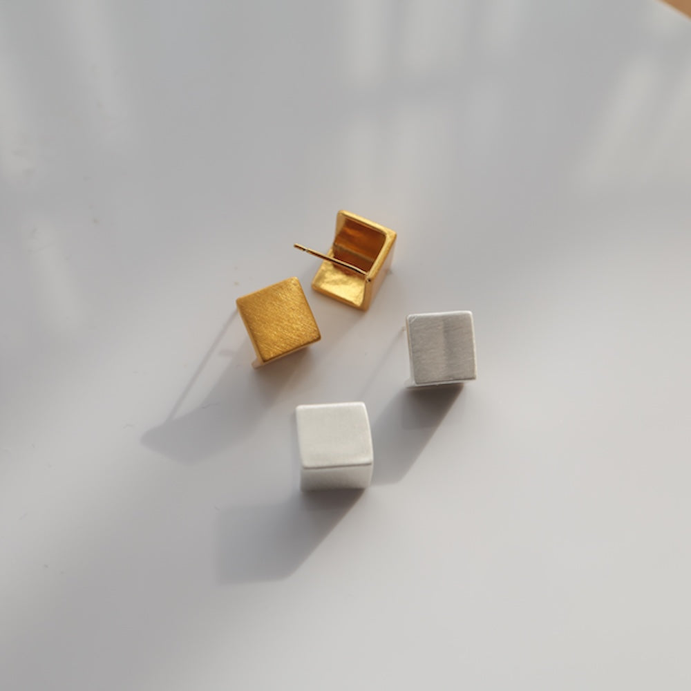 P503ピアススクエアマット四角メタル金属アレルギー対応ゴールドシルバーレディース小ぶりシンプルモード上品きれいめ大人カジュアルデイリーオフィス通勤普段使いギフト