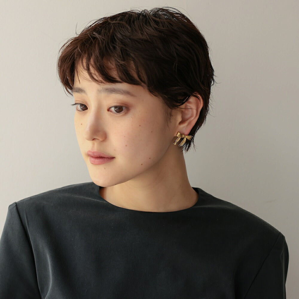 P225ピアスリボンモチーフメタルライン加工ステンレス金属アレルギー対応ゴールドシルバーレディース大人可愛い上品きれいめカジュアルデイリー普段使いお出かけプレゼントギフト