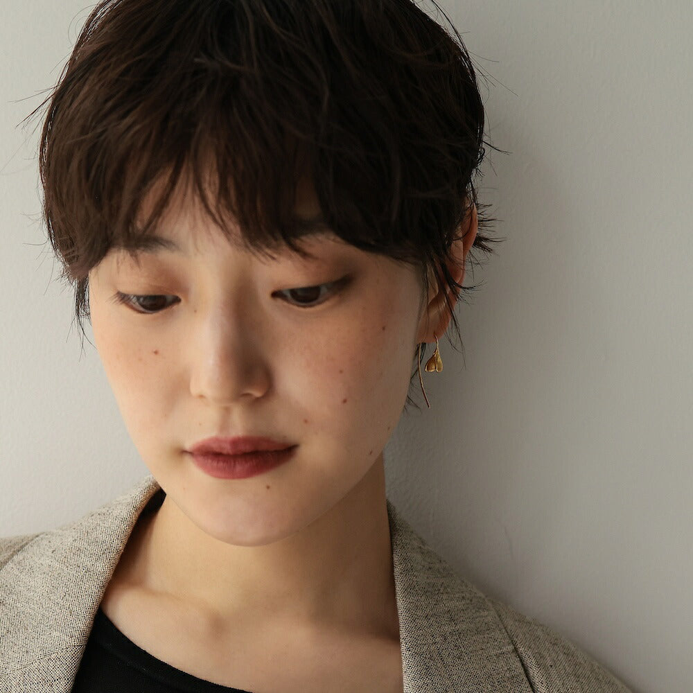 【10/420時～2H限定★50％OFFクーポン】P247ピアスフックピアス華奢高級感高見え上品マット花フラワー蕾シンプルユニークギフトプレゼントおしゃれオフィス大人女性上品レディースジュエリー