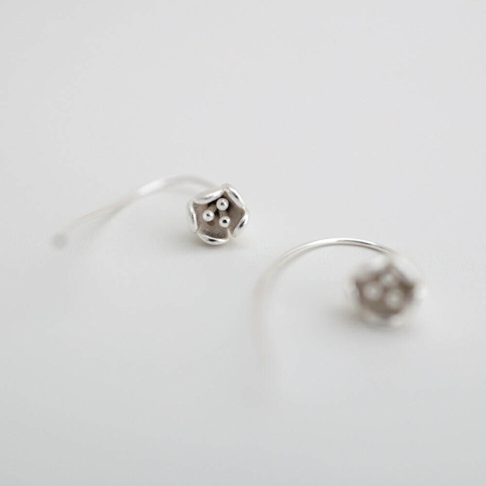 【10/420時～2H限定★50％OFFクーポン】P247ピアスフックピアス華奢高級感高見え上品マット花フラワー蕾シンプルユニークギフトプレゼントおしゃれオフィス大人女性上品レディースジュエリー