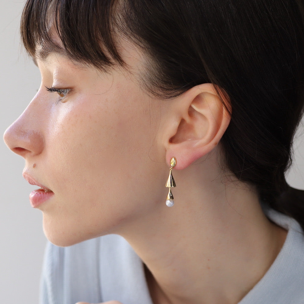 P078 gold pearl drop pierce