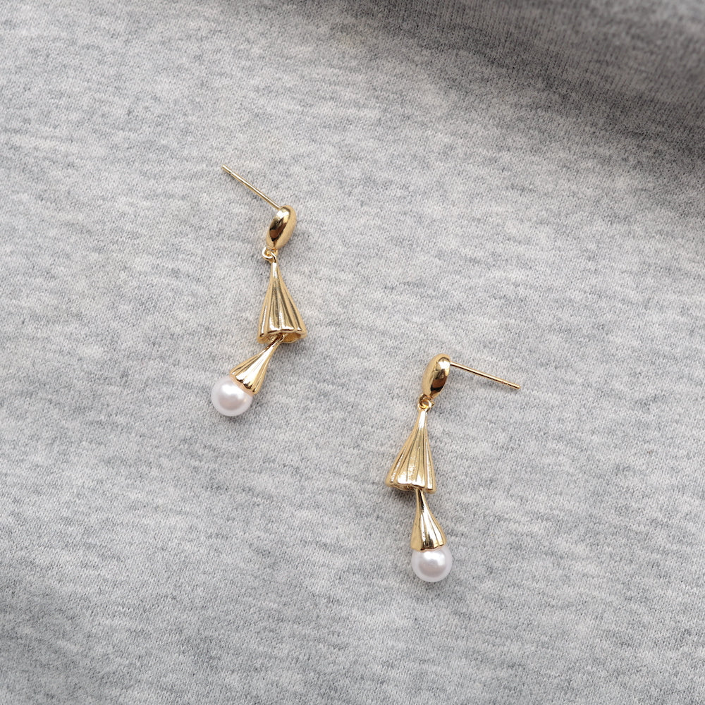 P078 gold pearl drop pierce