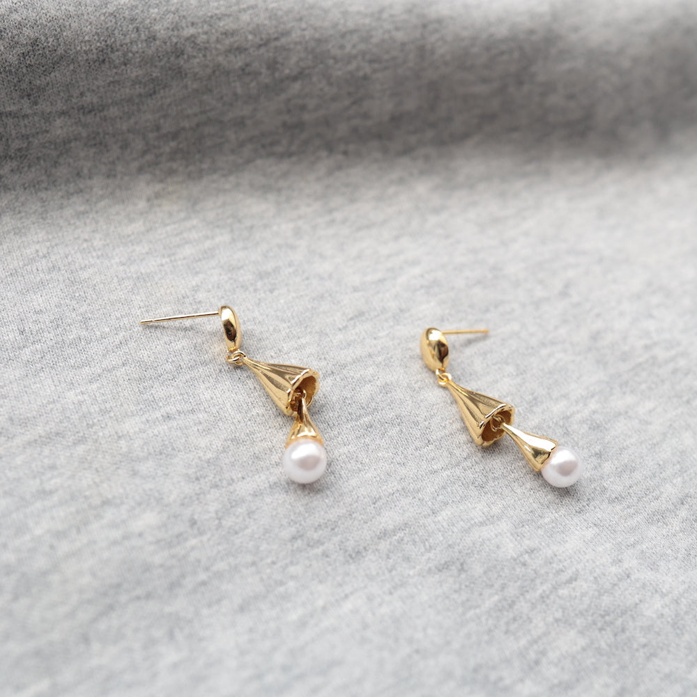 P078 gold pearl drop pierce