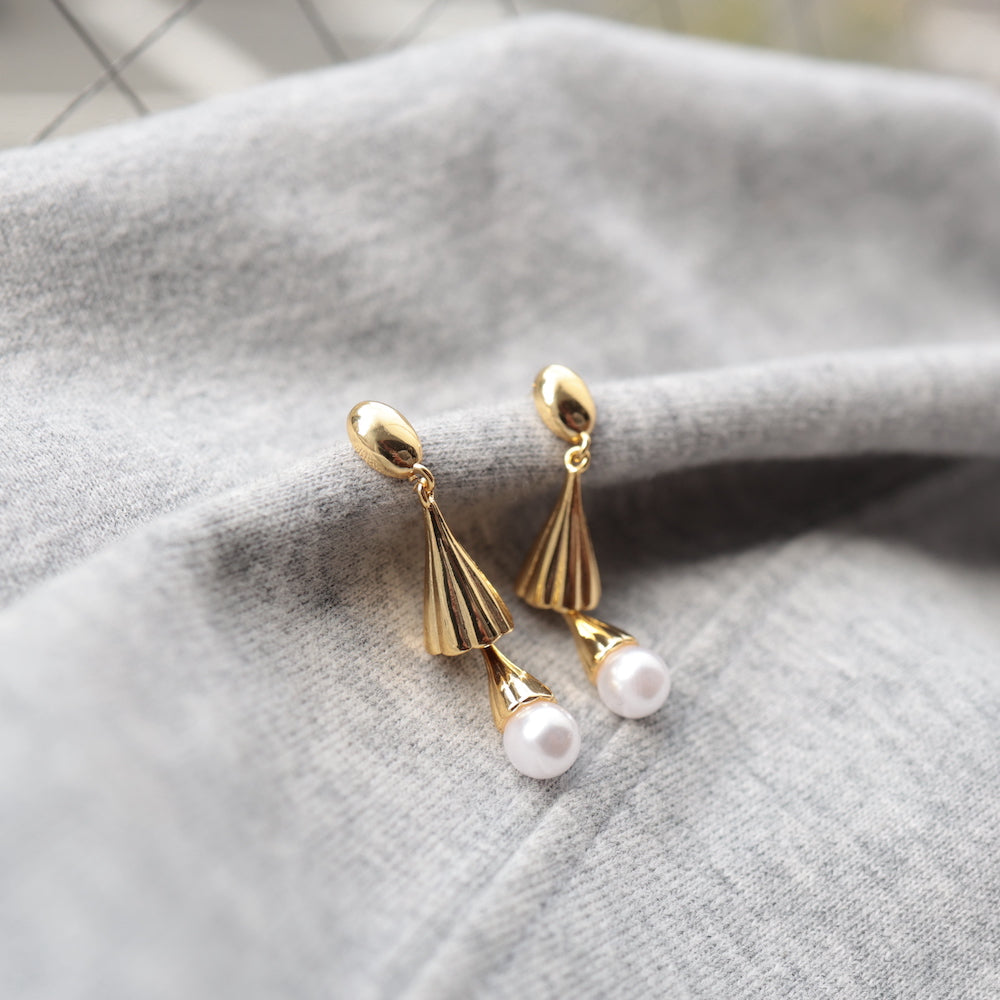P078 gold pearl drop pierce