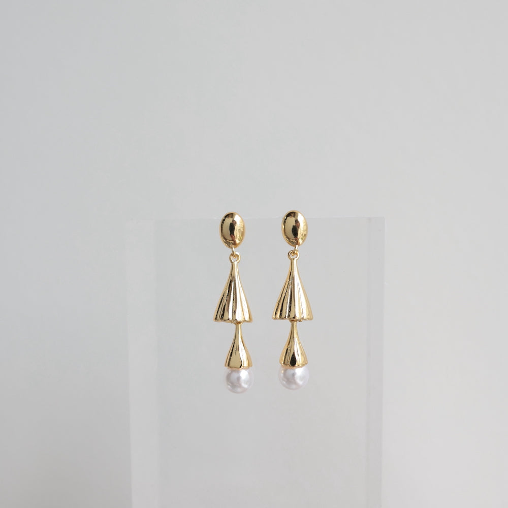 P078 gold pearl drop pierce