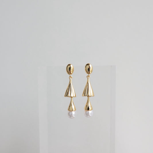 P078 gold pearl drop pierce