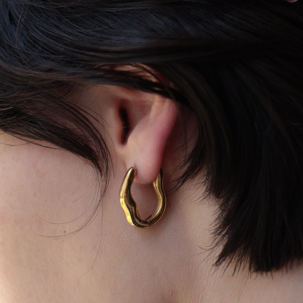 P278 stainless wave hoop pierce