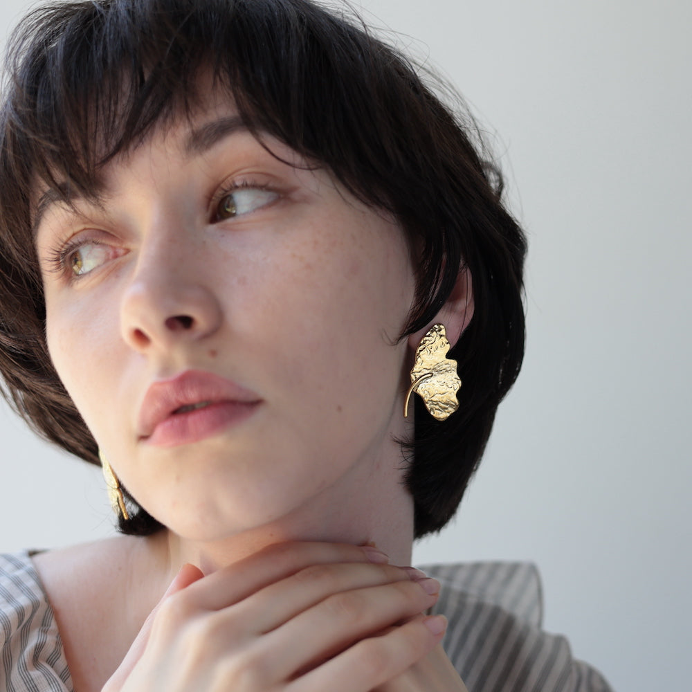 P186 stainless vintage leaf motif pierce