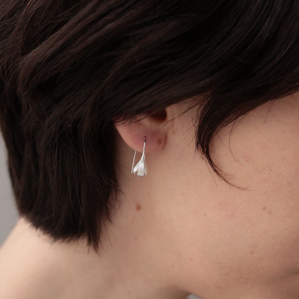 P247  silver925 matte flower hook pierce