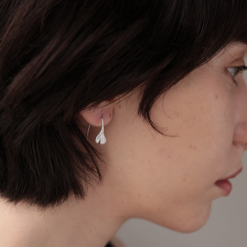 P247  silver925 matte flower hook pierce