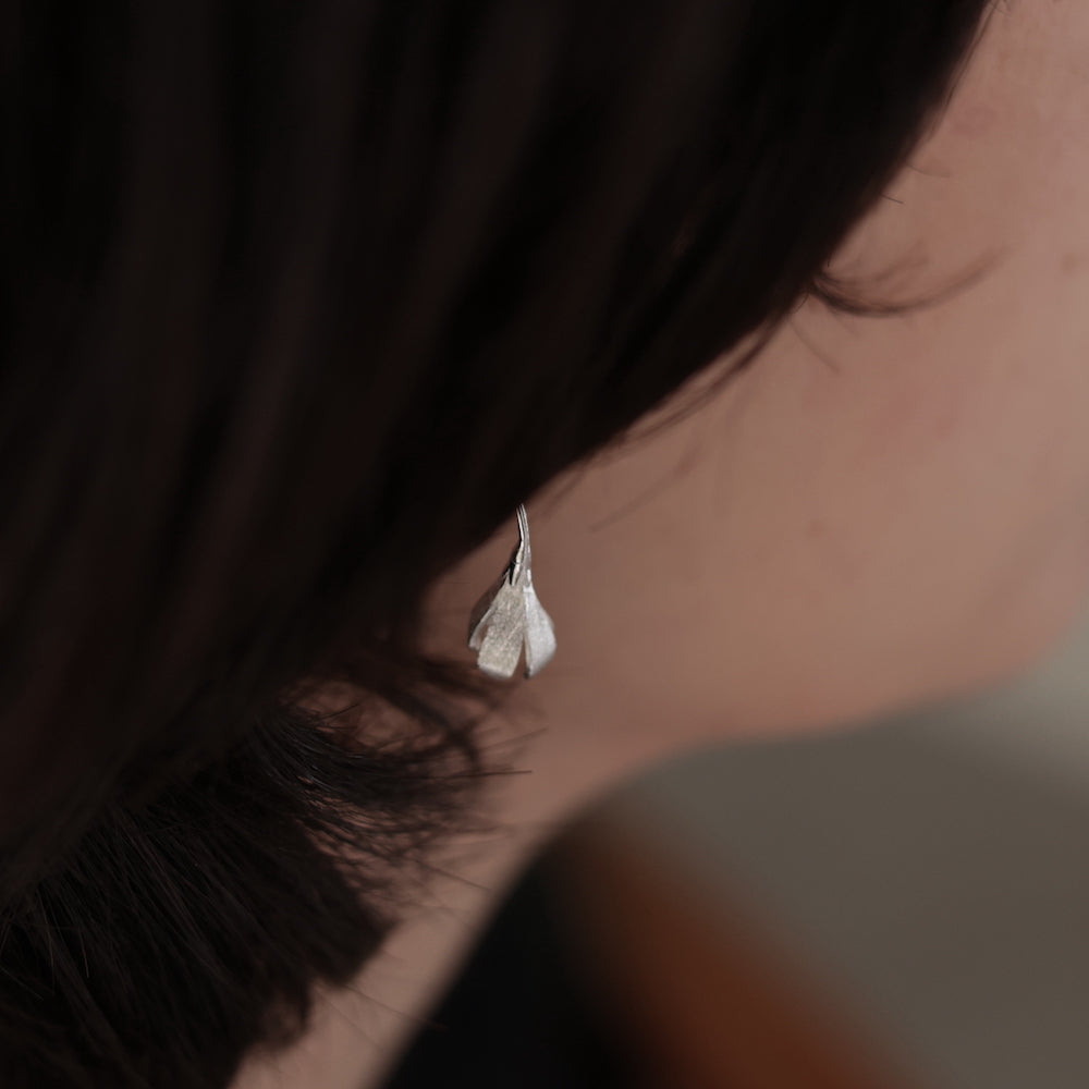 P247  silver925 matte flower hook pierce