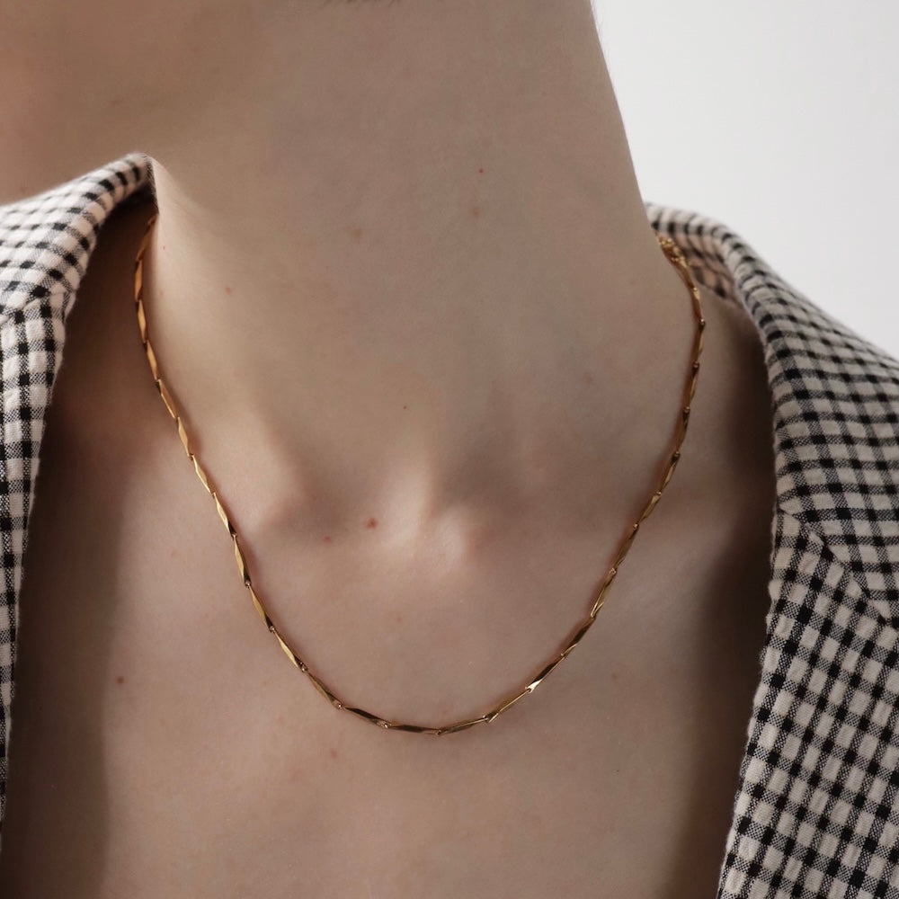N189  stainless simple linecut necklace
