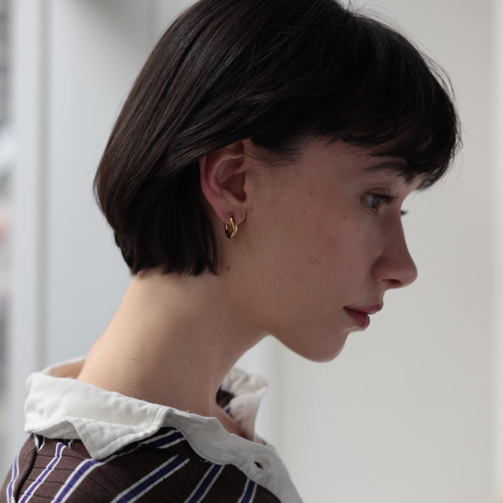 P136 loose wave hoop pierce