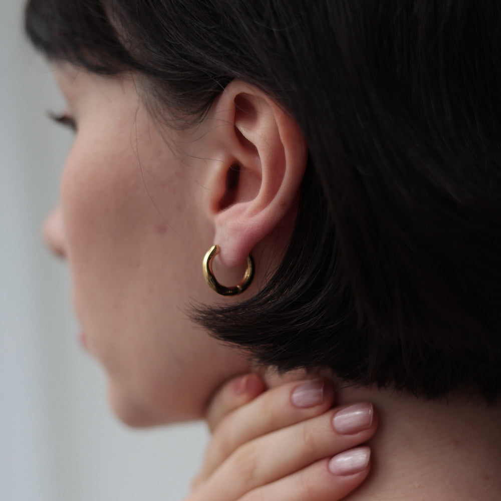 P136 loose wave hoop pierce