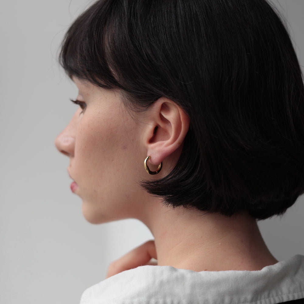 P136 loose wave hoop pierce