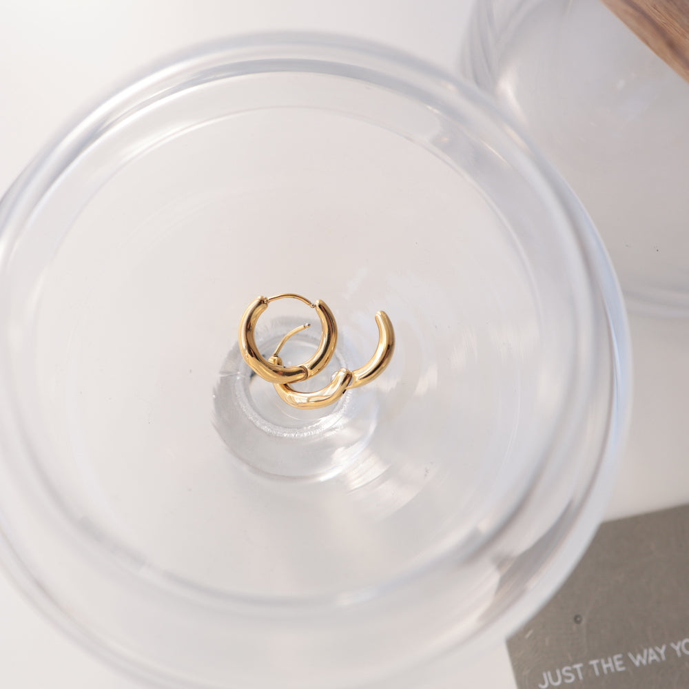 P136 loose wave hoop pierce