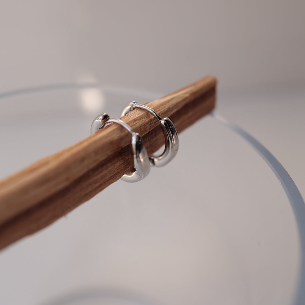 P136 loose wave hoop pierce